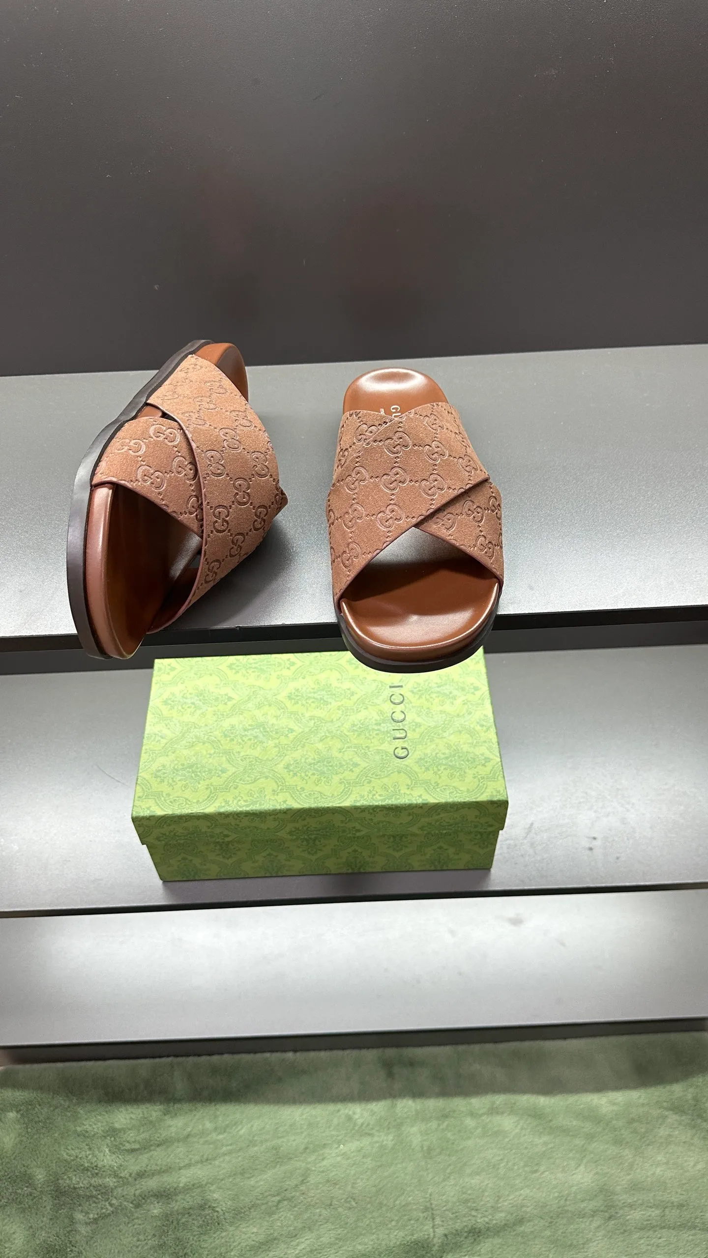 [G Home New Style] P: 300💰Men's size 39~45, (46. Customized) This slipper is made of GG polyester fiber and is decorated with a Gucci label on the front, which adds a striking logo feel to the style. "Gucci Made in Italy" stamped label Rubber sole Flat Made in Italy